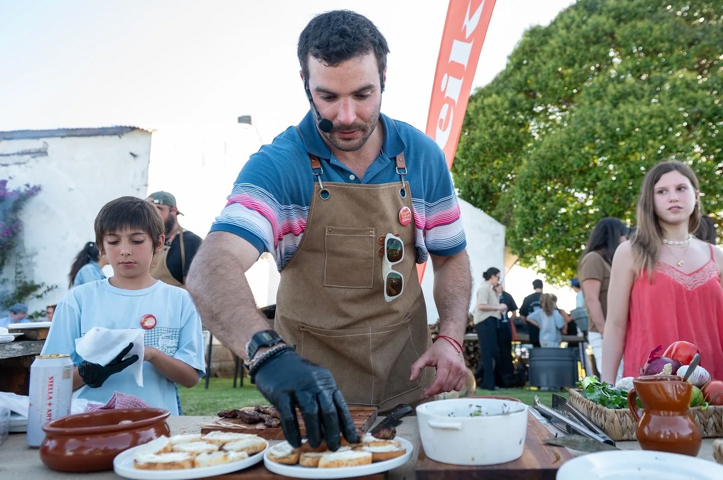 Emplatalo cocinando en un evento